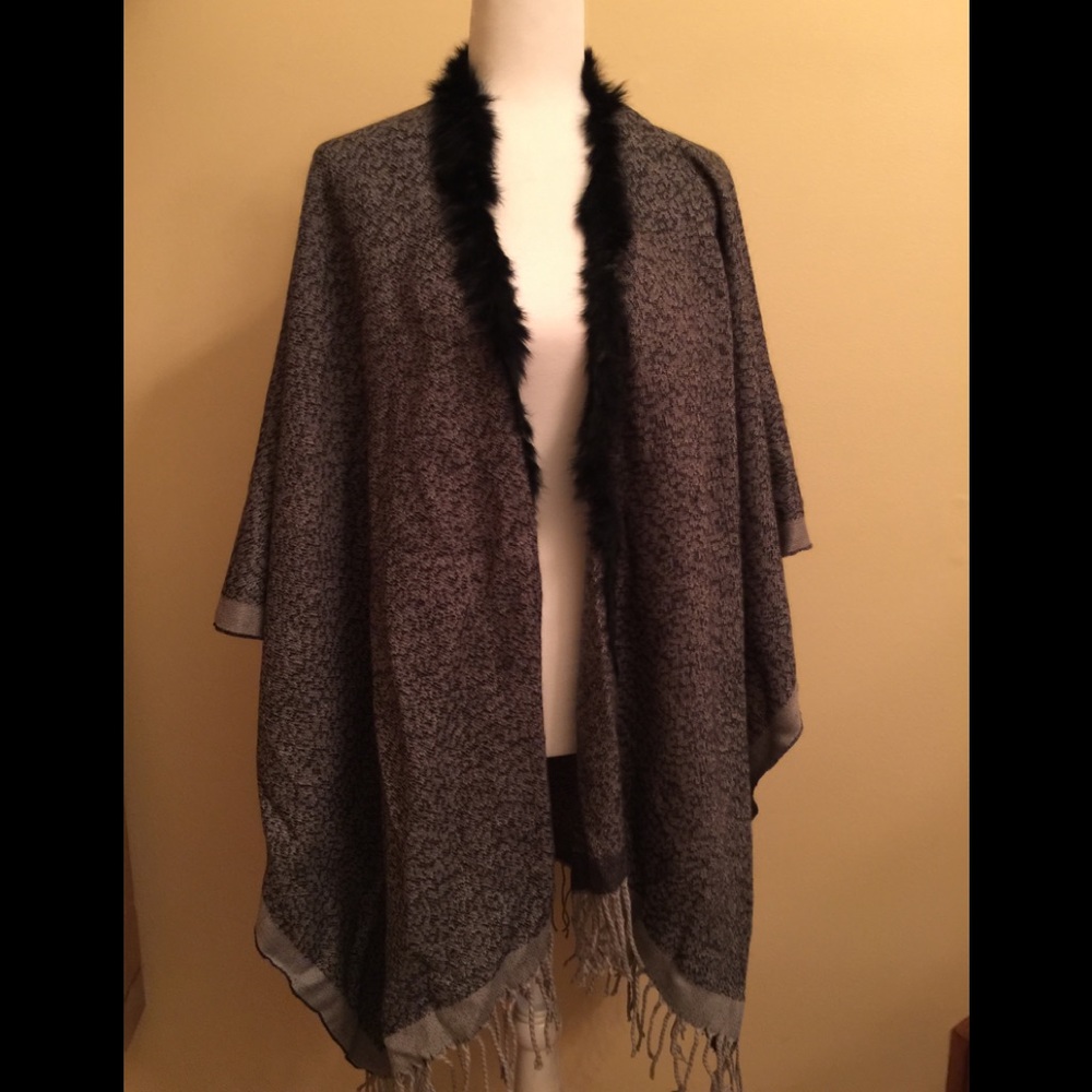 Cejon Poncho/Cape with Fur Trim